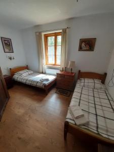 Stare OsiecznoVilla Stare Osieczno的一间卧室设有两张床和窗户。