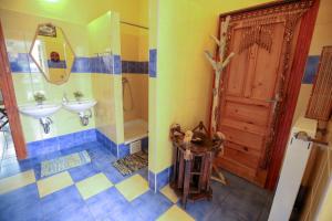 什图罗沃Everlast的一间带两个盥洗盆和淋浴的浴室
