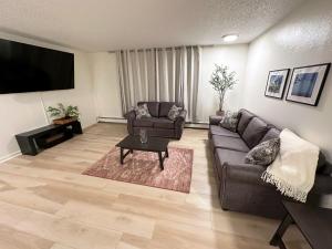 安克雷奇Stay Anchorage! Furnished Two Bedroom Apartments With High Speed WiFi的带沙发和电视的客厅