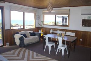 格林斯海滩Sandy Toes的客厅配有桌子和沙发