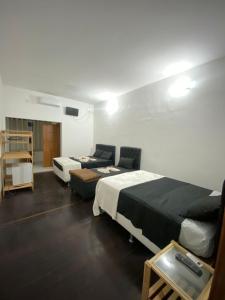 阿拉亚尔-杜卡布Hotel fazenda Pousada Fazendinha beach club arraial do cabo的酒店客房,设有两张床和一张沙发