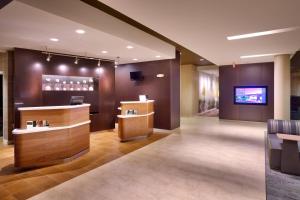 梅萨梅萨门户机场凤凰城万怡酒店的一间品酒室,内设一间酒吧和一台电视机