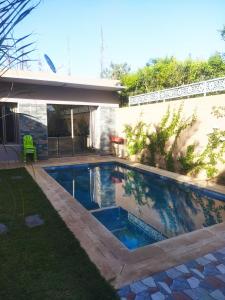 Aït ZatBelle villa à louer pour les familles route de l'ourika Marrakech的一座房子后院的游泳池