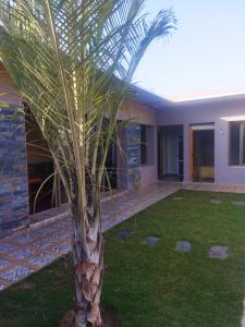 Aït ZatBelle villa à louer pour les familles route de l'ourika Marrakech的房屋前的棕榈树