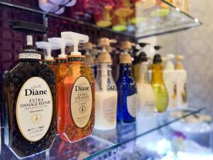 东京Hotel Amethyst的玻璃架上展示不同瓶装的酱油