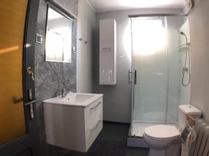 达尔沃沃Bema 3 Darłowo的浴室配有卫生间、盥洗盆和淋浴。