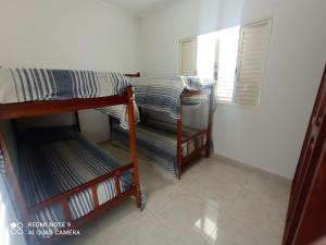 塞拉内格拉Casa das posses para 8 pessoas的带窗户的客房内的两张双层床