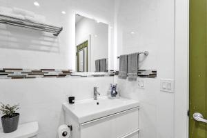 迈阿密海滩SOBE MONARCH 2BEDROOM 2 BATH MODERN apt- WALK TO OCEAN DRIVE的白色的浴室设有水槽和镜子