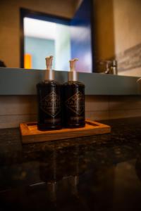哈马Jama Campay - Homes Resort & Spa的两个黑洗发水瓶子坐在切板上