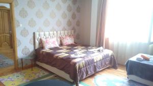 巴统思维里巴图米酒店的一间卧室设有一张床和一个大窗户