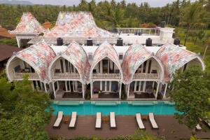 珀尼达岛Mambo Beach Resort的享有带游泳池的建筑的空中景致