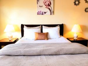 阿拉莫戈多White Sands Retreat的一间卧室配有一张大床和两盏灯