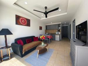 苏梅岛Crystal Bay Tropical Residence的客厅配有沙发和桌子
