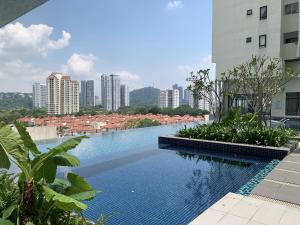 吉隆坡Cozy 6 Guest 2 Rooms VIM3, Desa Parkcity, One Utama, Bandar Menjalara, Kepong, Sri Damansara, Mutiara Damansara, Damansara Perdana, Kota Damansara, Kuala Lumpur的一座位于城市中心,拥有建筑物的游泳池