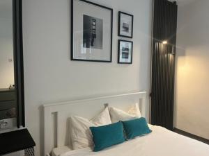克卢日-纳波卡Hope的一间卧室配有白色的床和2个蓝色枕头