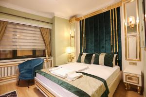 伊斯坦布尔WHITEMOON HOTEL SUİTES的卧室配有床、椅子和窗户。