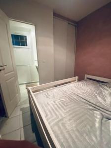 格拉斯Spacieux 3 pièces avec terrasse - Parking的一张位于带门和床的房间里的床