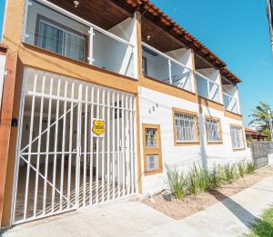 托雷斯Parada da Cal Beach Torres的白色的建筑,带有车库门,上面有标志