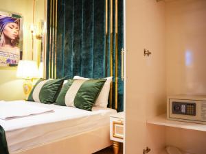 伊斯坦布尔WHITEMOON HOTEL SUİTES的酒店客房带一张床和一台微波炉