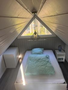 勒波日Chalet du bonheur - La Jenny naturist area的帐篷内一间卧室,配有一张床