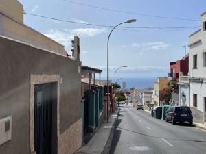 圣克鲁斯-德特内里费Casa Almendra的镇上一条空的街道上停有汽车