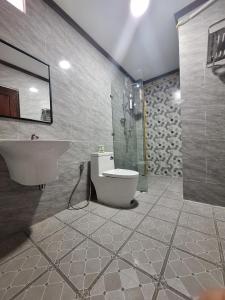 琅勃拉邦Le KhounSok Boutique Hotel的一间带水槽、卫生间和淋浴的浴室