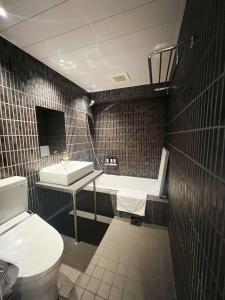东京Shikinosai Akihabara Hotel的浴室配有白色卫生间和盥洗盆。