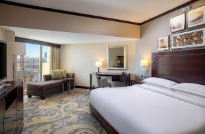 迪拜迪拜克里克喜来登酒店大厦的酒店客房设有一张大床和一张书桌。