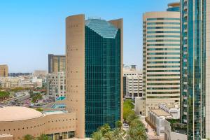 迪拜迪拜克里克喜来登酒店大厦的享有城市天际线和高楼的景色