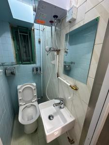 香港Mandarin Guest House的一间带卫生间和水槽的小浴室
