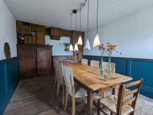SéreilhacRelax in the Haute Vienne.的一间带木桌和椅子的用餐室