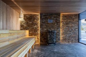 布克维Hotel Podgorie Spa的一间设有石墙和木板凳的房间