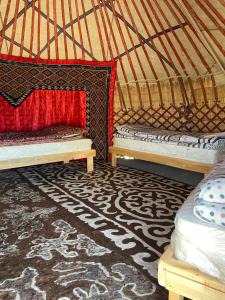 博孔巴耶沃Yurt camp Sonun的蒙古包内带两张床的房间