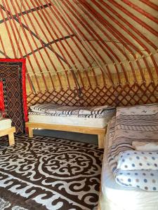 博孔巴耶沃Yurt camp Sonun的蒙古包内一间卧室,配有两张床