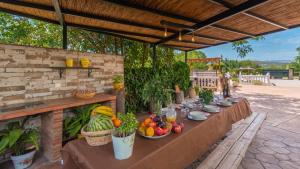 隆达Casa Rural Marquez Ronda by Ruralidays的长桌,上面有水果和蔬菜