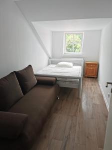 格奥尔格斯马林许特Ferienwohnung 308 am Kasinopark 2 Zimmer的客厅配有沙发和1张床