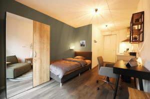 阿珀尔多伦Wittenborg Student Studios的一间卧室配有一张床和一张书桌