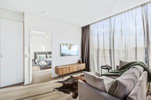 布里斯班Luxury 2 Bedroom 2 Bathroom in the heart of South Brisbane的带沙发和大窗户的客厅