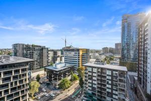 布里斯班Luxury 2 Bedroom 2 Bathroom in the heart of South Brisbane的城市空中景观高楼