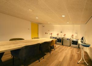阿珀尔多伦Wittenborg Student Studios的一间会议室,配有长桌子和椅子