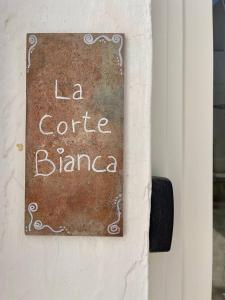 马蒂诺La Corte Bianca的门上读咖啡布兰卡的标牌