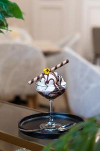 约翰内斯堡非洲梅尔罗斯普赖德阿彻傲途格精选酒店的一杯甜品,配上巧克力和棉花糖