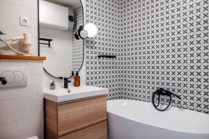 维斯普雷姆Belváros Apartman的浴室配有白色浴缸和水槽