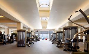 香港香港半岛酒店的大楼内带有氧器材的健身房