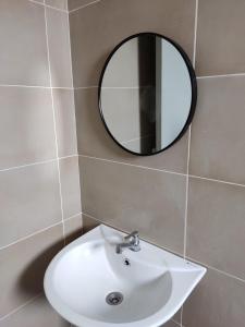甘榜龙溪EZHomestay Platinum near Cyberjaya Putrajaya KLIA的浴室设有白色水槽和镜子