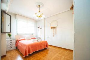 CandanalLa Huertina De Granda的一间卧室配有带橙色床单的床和窗户。