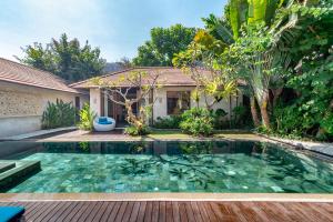 塞米亚克The Akasha Luxury Villas的房屋前的游泳池
