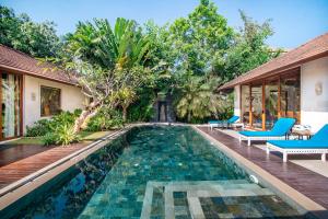 塞米亚克The Akasha Luxury Villas的别墅后院的游泳池
