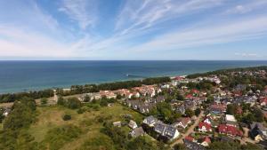 青斯特Wellenwiese 29的海洋旁小镇的空中景观