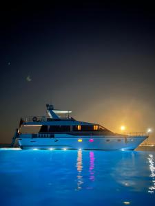 KalkaraRiti Yacht的夜间坐在水中的船